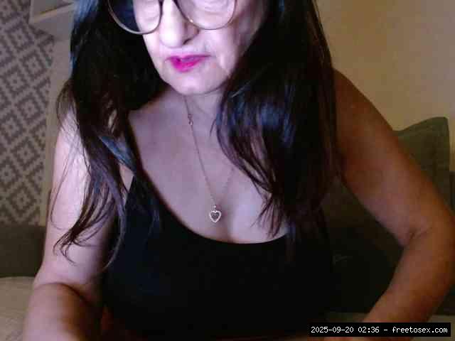 Dirty talk, Group chat for 20 39 tokens, Full privates for 90 tokens, Priva..., bi 11